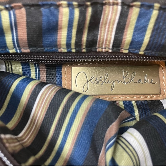 Jesslyn Shoulder Bag - Picture 10 of 11